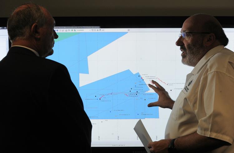 DEL. De australske maritime myndigheder oplyser, at man i dag har undersøgt to områder, der til sammen er 59.000 kvadratkilometer stort. Her får Australiens vicepremierminister Warren Truss en briefing fra en redningskoordinator. 