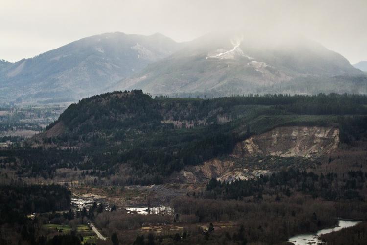 Mudderskred. Tre personer er omkommet, og 18 savnes efter et voldsomt mudderskred i den amerikanske delstat Washington i går. Mudderskredet har efterladt store huller i landskabet ved floden Stillaguamish. 