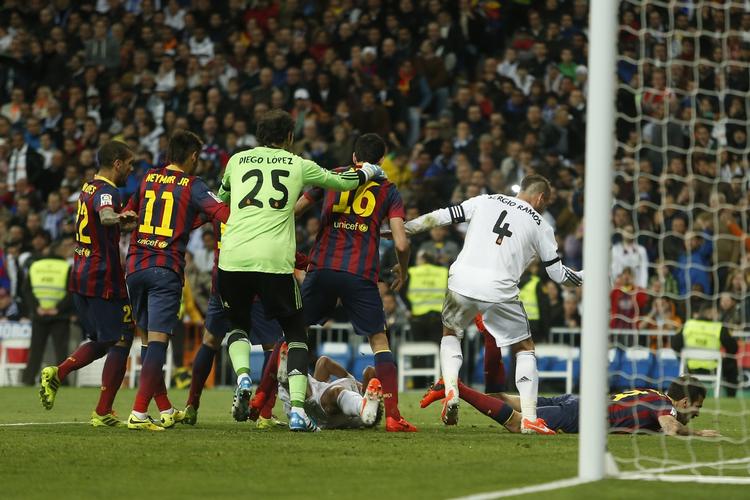 Dramatik. Real Madrids og Barcelonas spillere kom i klammeri med hinanden i slutningen af 1. halvleg. 
