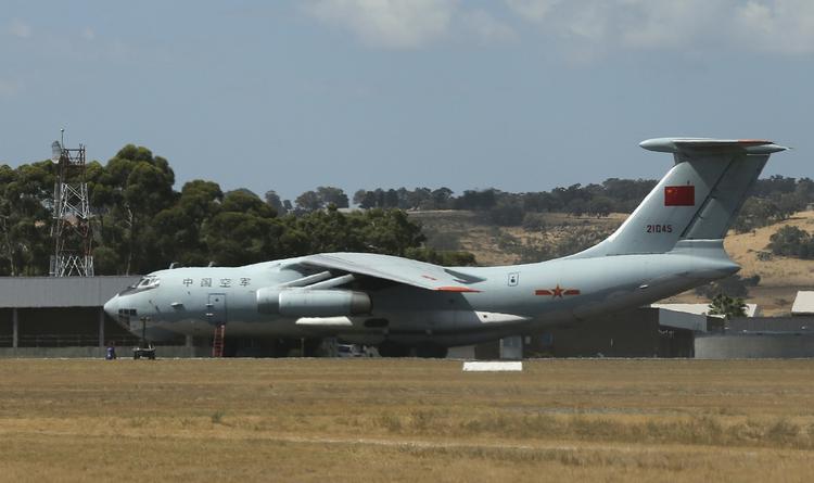 Efterforskninig. Et kinesisk IL-76-fly er på vej ud for at lede efter spor efter det forsvundne passagerfly fra Malaysian Airlines. 