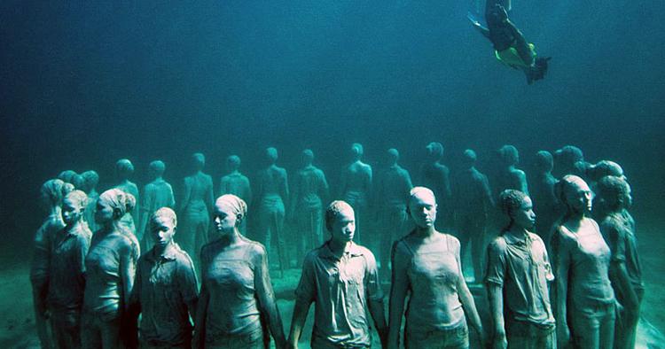 Havudstilling. Skulpturen Vicissitudes består af 26 personer og er undervandsparkens vartegn. 