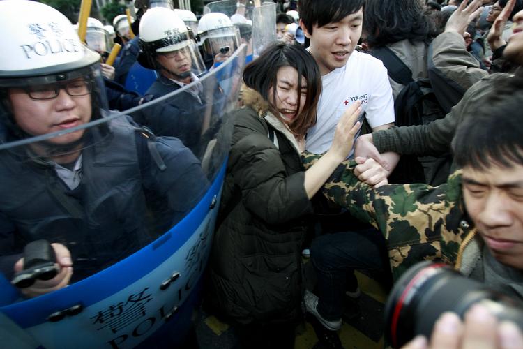 Protester. Uropolitiet tvinger studerende til at forlade regeringsbygningen i Taipei. 