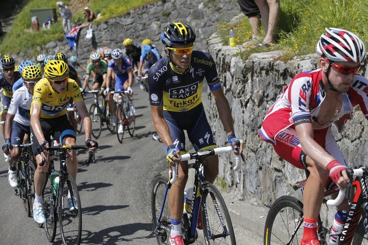 Stjernemøde. Alberto Contador (i midten) og Christopher Froome (til venstre) ses her under sidste års Tour de France. Snart begiver de sig ud på de catalonske veje til en ny duel. 