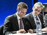 kontakt. Den øverste direktør i Danske Bank, Thomas F. Borgen (h.) siger, at tilfredsheden stiger, når kunderne kommer personligt i kontakt med bankens medarbejdere. 