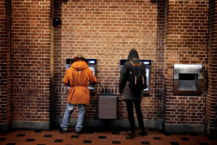 lønkrav. Finansforbundet kræver »lønstigninger, som matcher det, resten af arbejdsmarkedet har fået«, som formanden sagde, da han udsendte første strejkevarsel. 