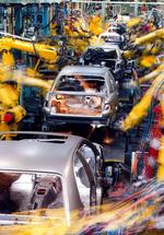 Robotarme. Robotter bygger Opel-biler på en fabrik i Rüsselheim i Tyskland. 