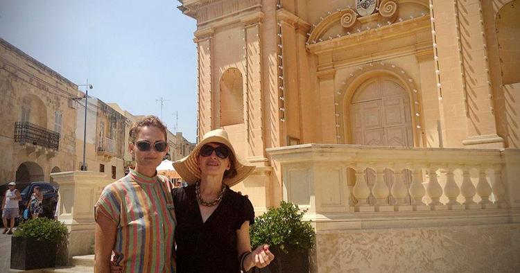Job. Bodil Jørgensen, der lige nu er aktuel i forestillingen 'Den grønne elevator', var begejstret, da hun var i Malta for at indspille en ny film. Billedet  af hende og kostumieren Pernille er fra hovedstaden Valletta. Privatfoto 