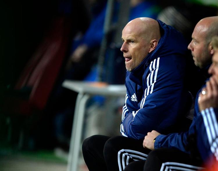 FRUSTRERET. FCK-træner Ståle Solbakken så sit hold smide så mange bolde væk i gårsdagens 1-1-kamp mod Randers, at det kørte sig selv træt. 