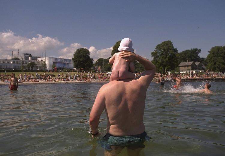 Mænd kan ikke få fastlagt, om de er barnets biologiske far, mens andre mænd fastholde i faderskabsforpligtelser, selv om dna-test beviser, at de ikke er biologisk far. 