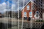 bag gardinet. Den økonomiske smalhals får flere i Udkantsdanmark til at fifle med forsikringen. Især er der mange svindelsager med smykker og fingerede biluheld. Arkivfoto: Per Folkver 