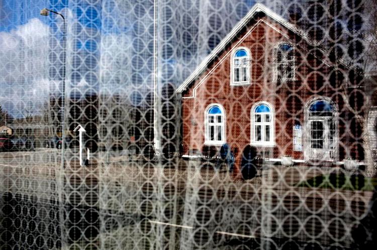 bag gardinet. Den økonomiske smalhals får flere i Udkantsdanmark til at fifle med forsikringen. Især er der mange svindelsager med smykker og fingerede biluheld. Arkivfoto: Per Folkver 