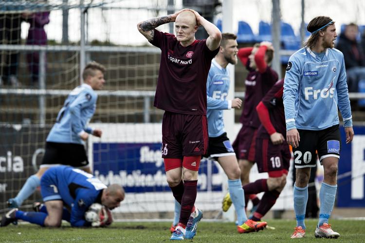 Nedtur. AaB og Rasmus Thelander (i midten) havde mulighed for at overtage spidsen i superligatabellen, men kunne ikke gennemføre projektet, da Sønderjyske vandt 3-2. 