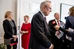 Færdig. Efter indgriben fra forligsmand Asbjørn Jensen kunne LO's formand, Harald Børsting (til højre), og Dansk Arbejdsgiverforenings direktør, Jørn Neergaard Larsen (i midten), i går morges præsentere det forslag, der nu skal stemmes om. 