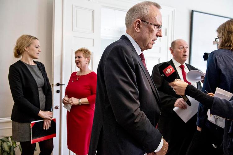 Færdig. Efter indgriben fra forligsmand Asbjørn Jensen kunne LO's formand, Harald Børsting (til højre), og Dansk Arbejdsgiverforenings direktør, Jørn Neergaard Larsen (i midten), i går morges præsentere det forslag, der nu skal stemmes om. 