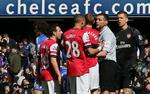 Kaos. Arsenals Kieran Gibbs (28) blev udvist mod Chelsea for en forseelse begået af holdkammeraten Alex Oxlade-Chamberlain. 