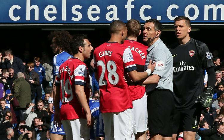 Kaos. Arsenals Kieran Gibbs (28) blev udvist mod Chelsea for en forseelse begået af holdkammeraten Alex Oxlade-Chamberlain. 