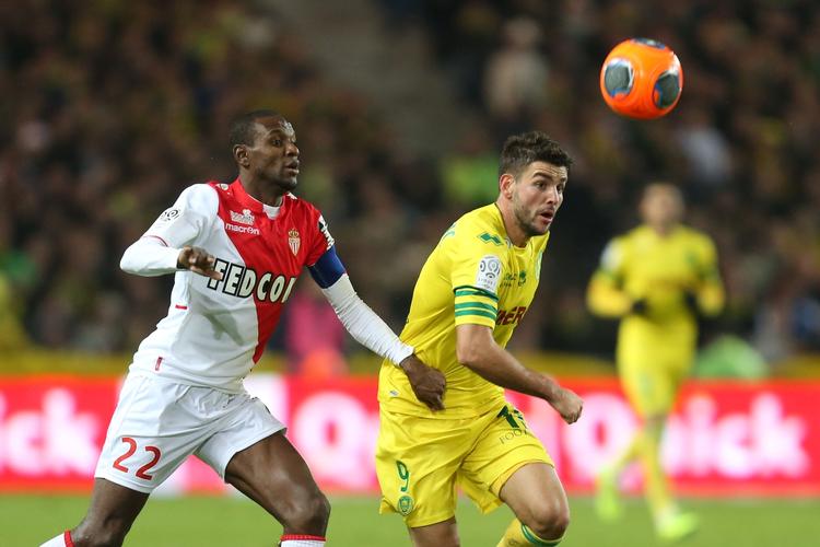Anfører. Qua sin enorme rutine er Eric Abidal (tv) anfører i Monaco - når han altså spiller. 