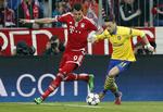 Offer. Mesut Özil (th) i nærkamp med Bayerns Mario Mandzukic. 