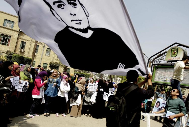 domfældelse. En tilhænger af den afsatte præsident Mohammed Morsi holder et flag med et billede af Ali Mohammed, som blev dræbt under en demonstration ved Kairo universitetet i Egypten. En egyptisk domstol har netop idømt dødsstraf til 529 tilhængere af Morsi. 