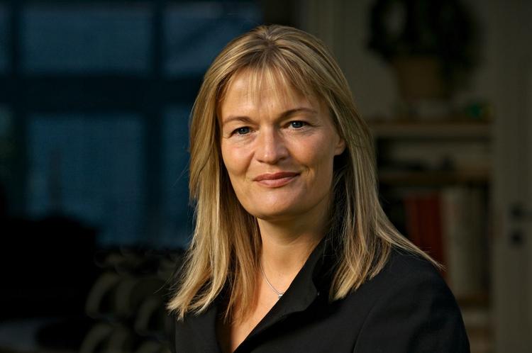 Karen Lumholt efterlyste på Facebook andres overvejelser om,  hvordan man håndterer husholdningspenge mellem børn og forældre. 