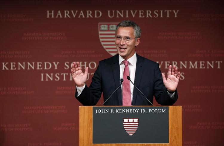 Storpolitik. Jens Stoltenberg anklages for at være konfliktsky, men det afviser Mogens Lykketoft, at han er. 