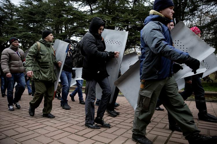 Bøller. Problemet er jo ikke nødvendigvis, at halvøen kommer under Putin, men at det sker ved hjælp af russiske bøller, Putinske våben og i en atmosfære af trusler og vold. 