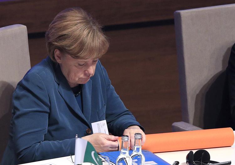 Rusland. Tysklands kansler, Angela Merkel, er en af de EU-ledere, der står for den hårdeste kurs over Rusland. Hun mener, at G8, sådan som situationen med Rusland er lige nu, slet ikke burde eksistere. 