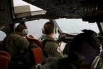 Eftersøgning. Andenpilot Marc Smith styrer et AP-3C Orion-fly. Han og kollegerne må nu indstille eftersøgningen af det forulykkede MH370. 
