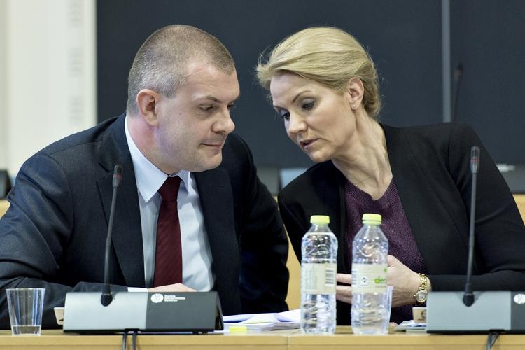 tak. Bjarne Corydon kan takke danskernes villighed til fremskynde skattebetalingen på deres pension. Den betyder, at underskuddet på sidste års statsfinanser krympede. 