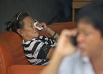 sorg. En mor til en af de savnede passagerer fra MH370 sørger over sit tab. Hendes søn og svigerdatter var om bord på det savnede fly. 