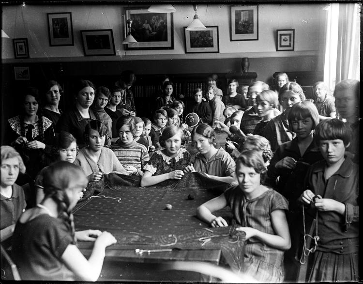 Storhedstid. Lærere nød stor respekt efter 1930. Ovenfor ses en håndarbejdstime. 