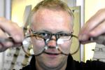 stor. Profil Optik, som Allan Buhl Rasmussen fra København er en del af, er en del af Synsam Nordic, som har 2.600 ansatte og over 400 butikker og franchisebutikker. 