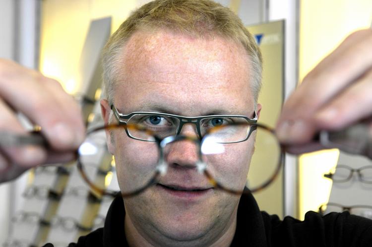stor. Profil Optik, som Allan Buhl Rasmussen fra København er en del af, er en del af Synsam Nordic, som har 2.600 ansatte og over 400 butikker og franchisebutikker. 