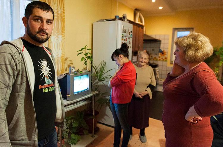 Kampberedt. Pladsen er trang i det hus, hvor Tair Aliev bor sammen med sin familie. Han vil sende børnene og kvinderne til Ukraine, så mændene kan blive og kæmpe. 