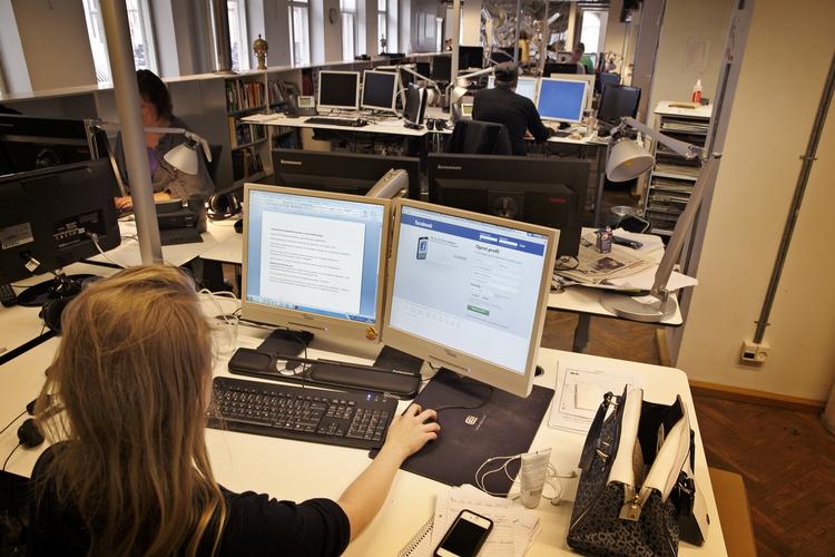 PRIVATLIV. Hos Jyske Bank hører Facebook som regel til i privatlivet. Derfor gælder samme retningslinjer som, hvis man skal bestille koncertbilletter eller skrive et læserbrev (modelfoto). 