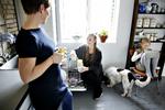 Bidrag. Emma (i midten) betaler 500 kroner om måneden for at bo i hjemme. Sanne Thers (t.v.) lægger vægt på, at både voksne og børn bidrager i hjemmet. 