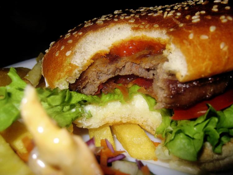 VIDEN: De fleste ved godt, at fastfood ikke er en letvægter, men når de får at vide, hvor mange kalorier, et måltid indeholder, spiser de mindre. 