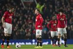 Nederlag. Manchester United-spillerne tabte for anden gang i træk på hjemmebane i en af de kampe, man ikke vil tabe. Nederlaget til Liverpool for 10 dage siden blev fulgt op af endnu en nedtur mod Manchester City. Kun succes i Champions League kan redde sæsonen for Wayne Rooney og co. 