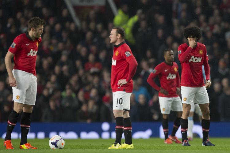 Nederlag. Manchester United-spillerne tabte for anden gang i træk på hjemmebane i en af de kampe, man ikke vil tabe. Nederlaget til Liverpool for 10 dage siden blev fulgt op af endnu en nedtur mod Manchester City. Kun succes i Champions League kan redde sæsonen for Wayne Rooney og co. 