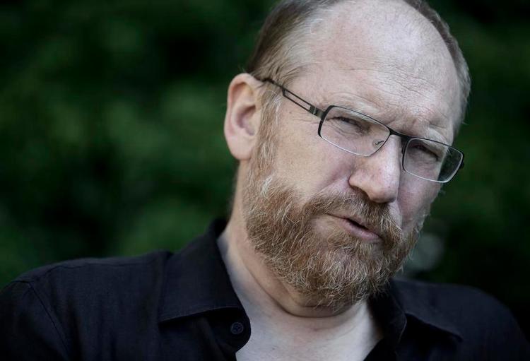 Gældsinddrivelse. Rationaliseringsgevinsterne ved at indføre automatisk gældsinddrivelse er høstet, inden systemet fungerer, konstaterer formand for statsrevisorerne, Peder Larsen (SF). 