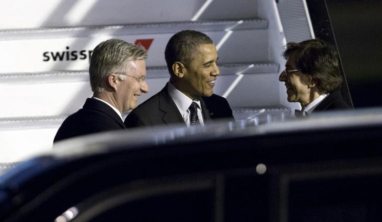 Statsbesøg. Barack Obamas første besøg i Bruxelles ventes at blive domineret af sikkerhedspolitik. Her anommer den amerikanske præsident sent i går aftes og modtages af den belgiske ministerpræsident og Belgiens Kong Philippe (t.v.). 