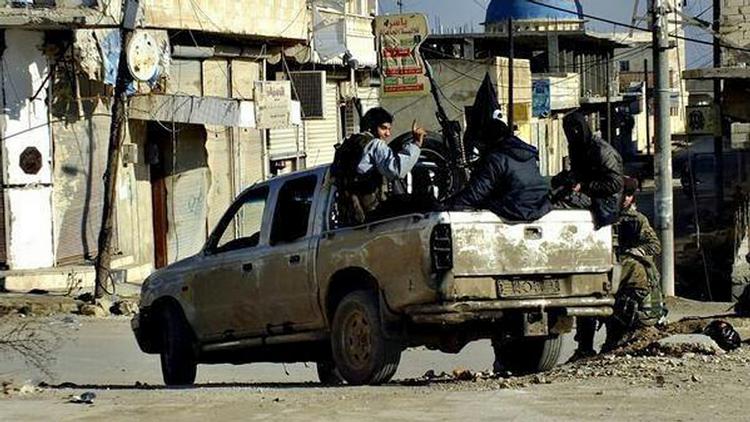 Borgerkrig. Udateret foto fra en militant hjemmeside, der angiveligt viser kæmpede fra en islamistiske gruppe  Islamic State of Iraq and the Levant (ISIL) i byen Raqqa i Syrien. 