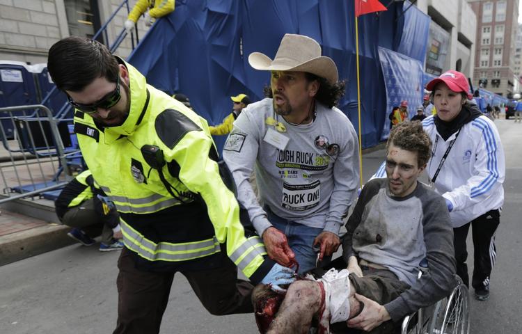 Terrormistanke. Tre personer blev dræbt og flere hundrede kvæstet, da en bombe sprang ved mållinjen ved Boston Marathon. Den russiske efterretningstjeneste havde forinden advaret amerikanerne om den ene af de senere bombemænd. 