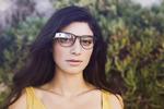 MODERNE. Google er gået sammen med folkene bag nogle af verdens største brille-brands for at udvikle designs til deres Google Glass (bill.). De håber også på den måde at kunne få glass ud i brillebutikkerne (Foto: PR/Google) 