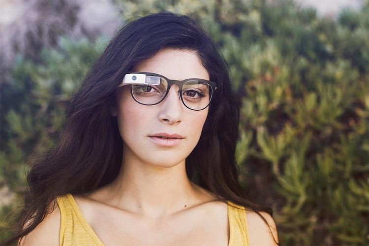 MODERNE. Google er gået sammen med folkene bag nogle af verdens største brille-brands for at udvikle designs til deres Google Glass (bill.). De håber også på den måde at kunne få glass ud i brillebutikkerne (Foto: PR/Google) 