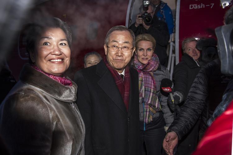 Klima. Formanden for Naalakkersuisut, Aleqa Hammond, statsminister Helle Thorning-Schmidt og FN's generalsekretær Ban Ki-moon, ankom i går aften i Ilulissat på Grønland. Under besøget skal de se konsekvenserne af klimaforandringerne og deres påvirkning af det arktiske miljø. 