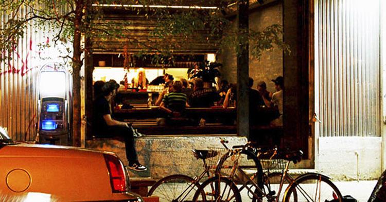 Skøn sushi. I en garage ligger den uanselige men anbefalelsesværdige Momo Sushi Shack, som man nemt kan komme til at gå forbi i farten. 