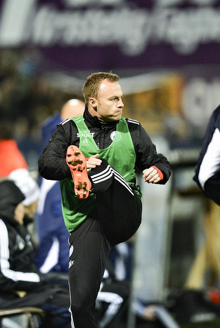 Rutine.  34-årige Lars Jacobsen blev vraget efter 1-1-kampen mod AGF for over en måned siden. Erfterfølgende er det blot blevet til 14 minutter i Superligaen for backen, der fortsat er god nok til at være fast mand på landsholdet. 