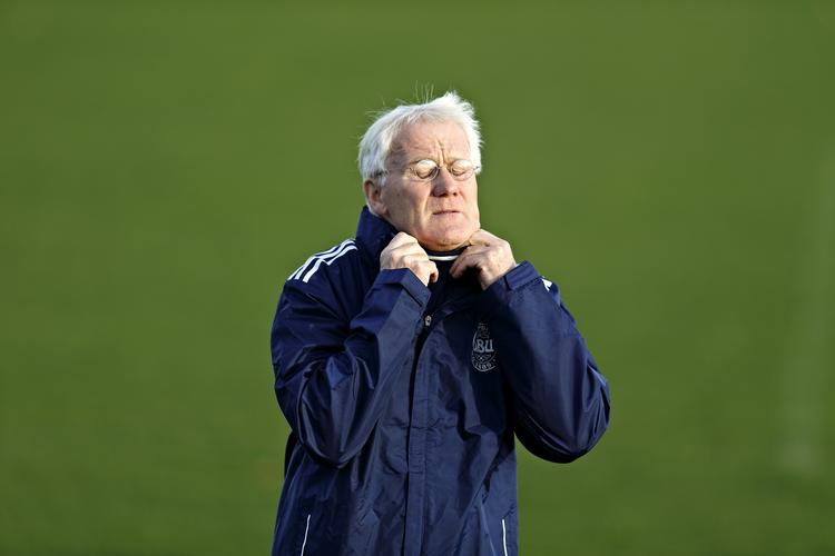 Chefen. Den øverste sportslige leder i dansk fodbold, A-landstræner Morten Olsen, var plads var på kunststofbanen på Amager. 
