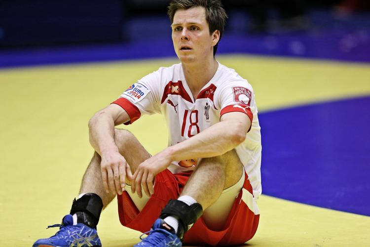 Kvaler. Små tre uger efter nedturen i EM-finalen med det danske landshold blev Hans Lindberg ramt af et par overrevne ledbånd i en finger. 